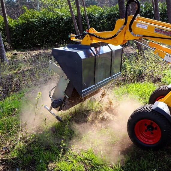 Kehrmaschine mit Schaufelaufsatz
