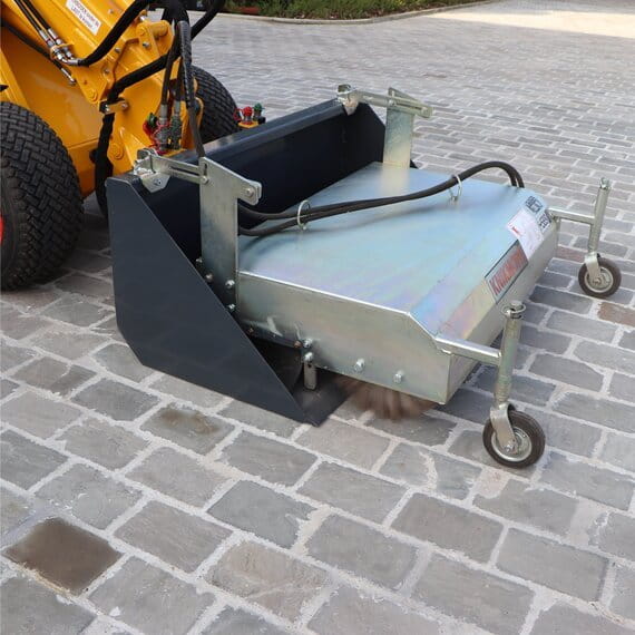 Kehrmaschine mit Schaufelaufsatz